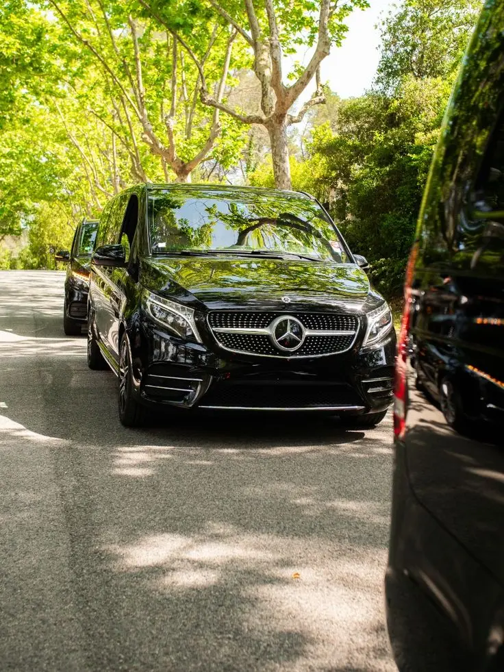 Mercedes V-Class with private chauffeur for Paris – Disneyland Paris transfers